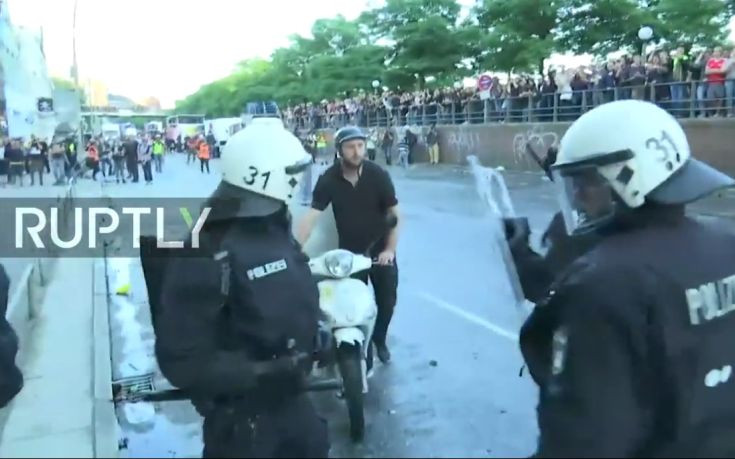 Ο ντελιβεράς που διέκοψε τις εχθροπραξίες στο Αμβούργο για να παραδώσει μία πίτσα – Δείτε το βίντεο